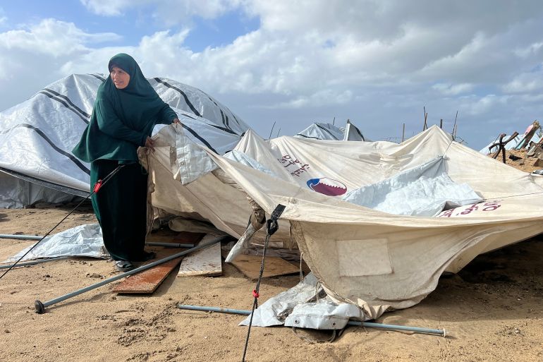 7-هالة الشرفا: الرياح دمّرت خيمة المركز التعليمي بالكامل، حطّمت الكراسي والطاولات، ولم تعد صالحة لاستقبال الأطفال.