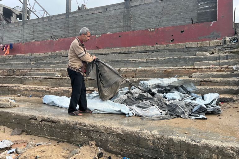 عاصم حمودة: سقطت الخيمة علينا منتصف الليل، ولم نخرج إلا بمساعدة الجيران، ولم يبقَ لنا مأوى.