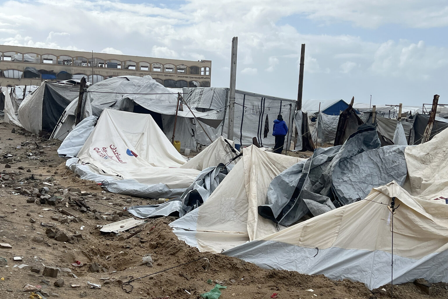 الجزيرة نت ترافق غزيين يواجهون المنخفض الجوي بخيام مهترئة ومتساقطة | سياسة