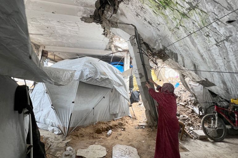 -الخيمة التي كانت ملاذا صارت خطرا مع توالي المنخفضات الجوية.