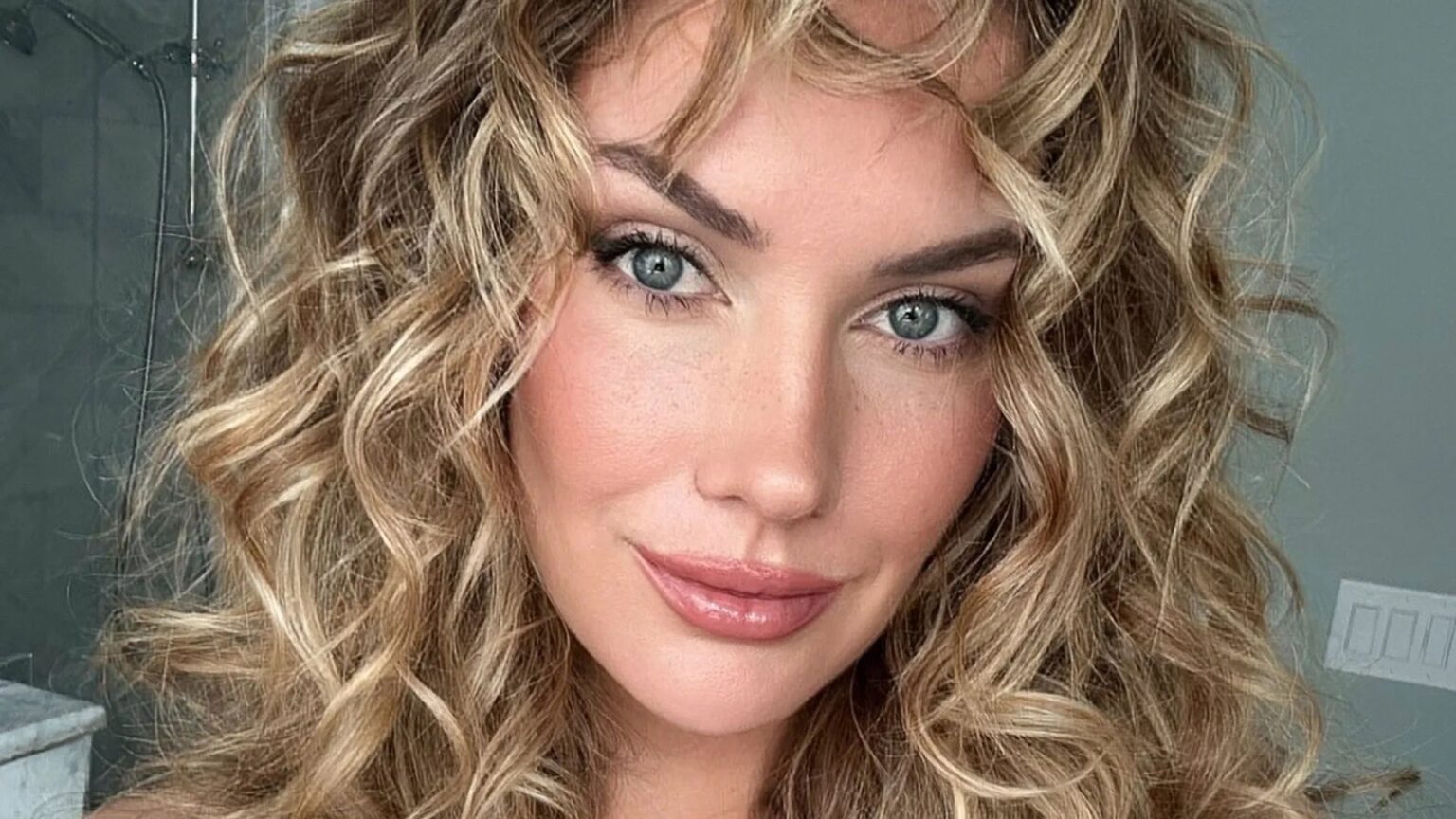 إطلالة جريئة بعد غياب ثلاثة أشهر: بيج سبيراناك تذهل متابعيها بـ "لوك" جديد (فيديو)