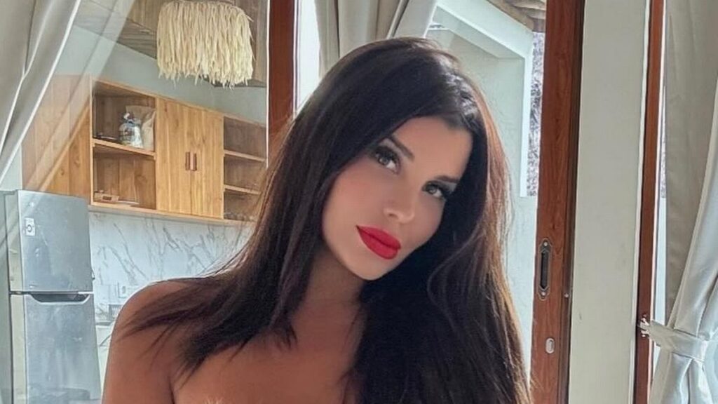 ابنة أسطورة كرة القدم الأرجنتينية تثير الجدل بدخولها عالم محتوى البالغين ابنة أسطورة كرة القدم الأرجنتينية تثير الجدل بدخولها عالم محتوى البالغين