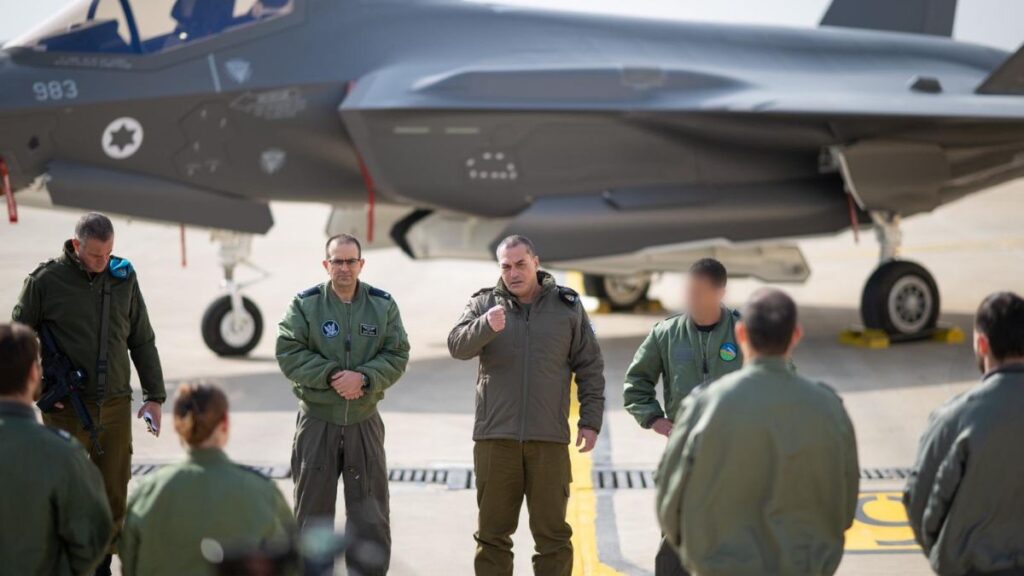 رئيس الأركان الإسرائيلي إيال زامير يتفقد قاعدة نيفاتيم الجوية - 21 كانون الثاني 2026 (أفيخاي أدرعي/ إكس)