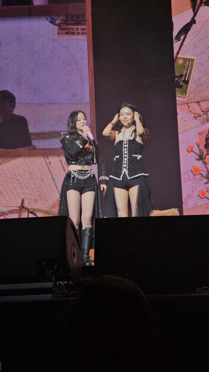 اجتمع شمل gugudan Kim Nayoung وKim Sejeong مجددًا لأداء أغنية "A Girl Like Me + The Boots" في اليوم الأول من حفل Sejeong لعام 2026 بعنوان "Tenth Letter" في سيول.