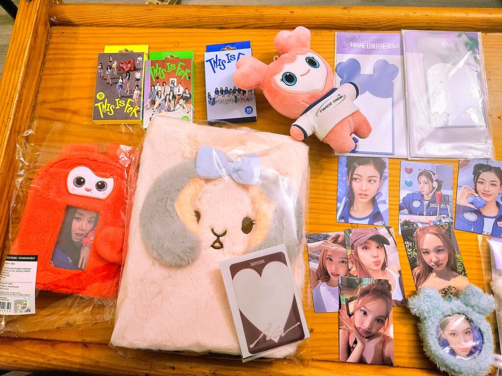 (مراجعة) هذا ما وصلتني اليوم، أنا سعيد جدًا بالألبومات والسلع 😄🍭 المزيد قادم، لا أستطيع الانتظار 💛❤️