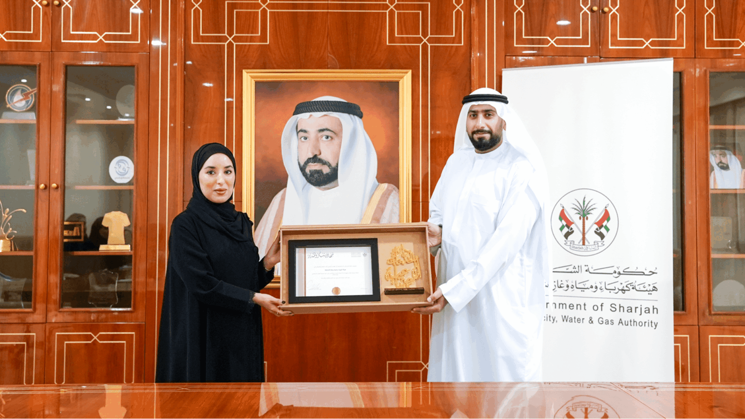 كهرباء الشارقة تحصل على درع تكريم من دائرة الخدمات الاجتماعية