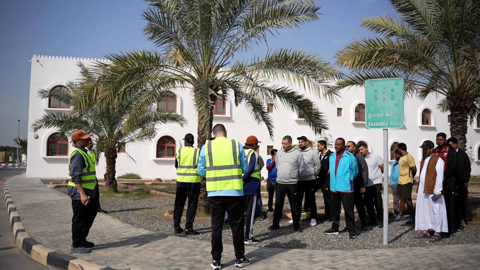 الإمارات للإطفاء تنفذ برنامجاً تدريبياً لموظفي نادي الحمرية