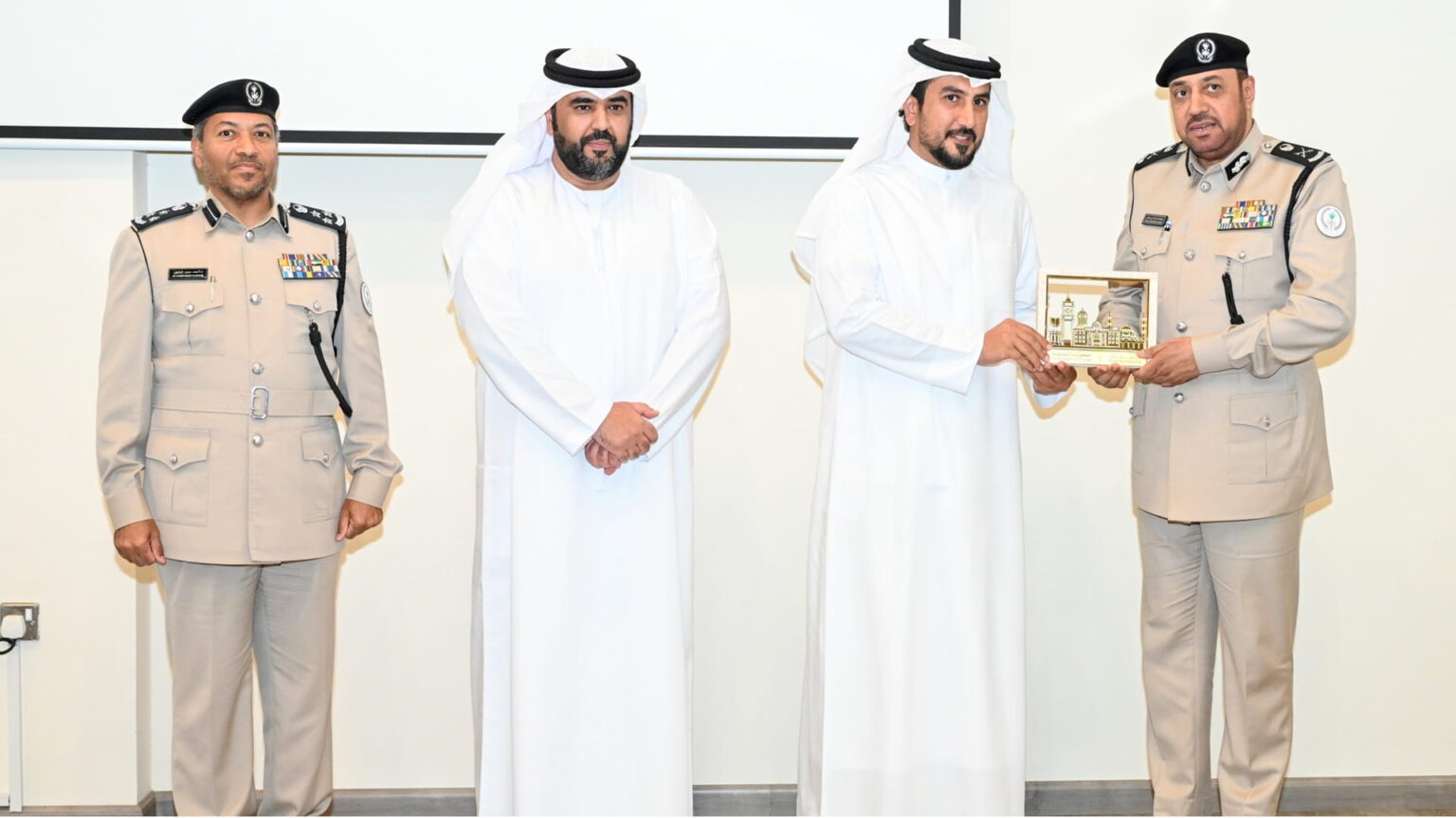 شرطة الشارقة والموارد البشرية تخرج أول دفعة لممثلي الصحة المهنية