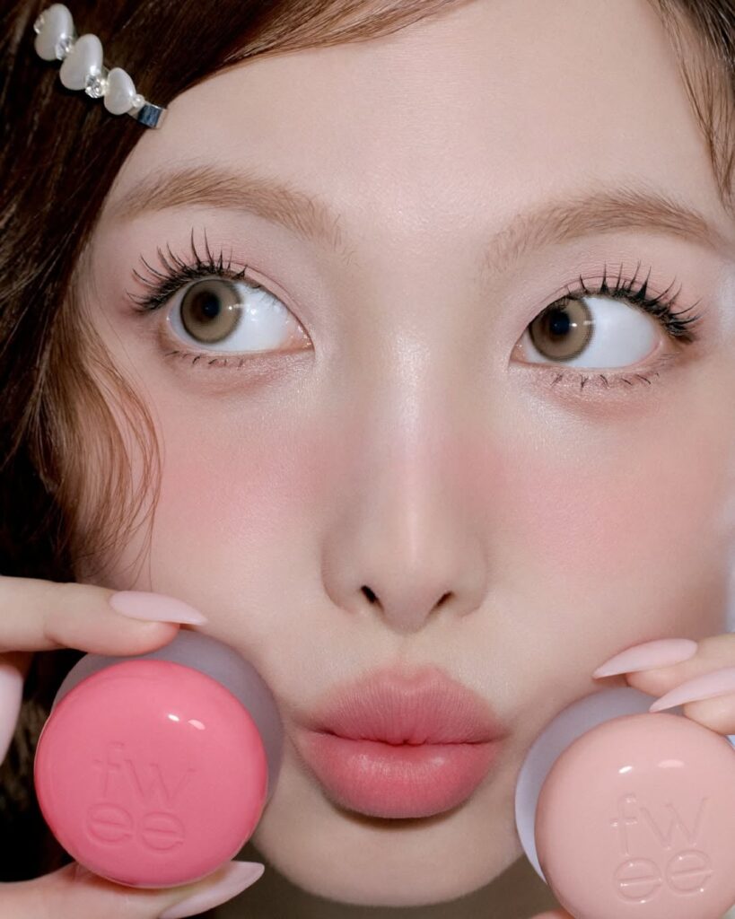 260105 تحديث fwee_makeup على Instagram مع Nayeon - بعد إعادة التخزين، وصلت مجموعة Pudding Pot إلى المرتبة الأولى بشكل عام على Olive Young* 💖 آخر إعادة تخزين لمجموعة Pudding Pot الخاصة التي كان الجميع ينتظرها 🔥 نفس تكوينات ديسمبر، نفس السعر! ملاحظة: إنها أرخص أثناء الترويج للعلامة التجارية 😉