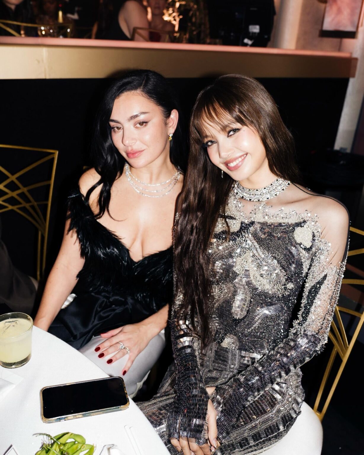 260111 ليزا مع تشارلي XCX في حفل توزيع جوائز جولدن جلوب الـ 83