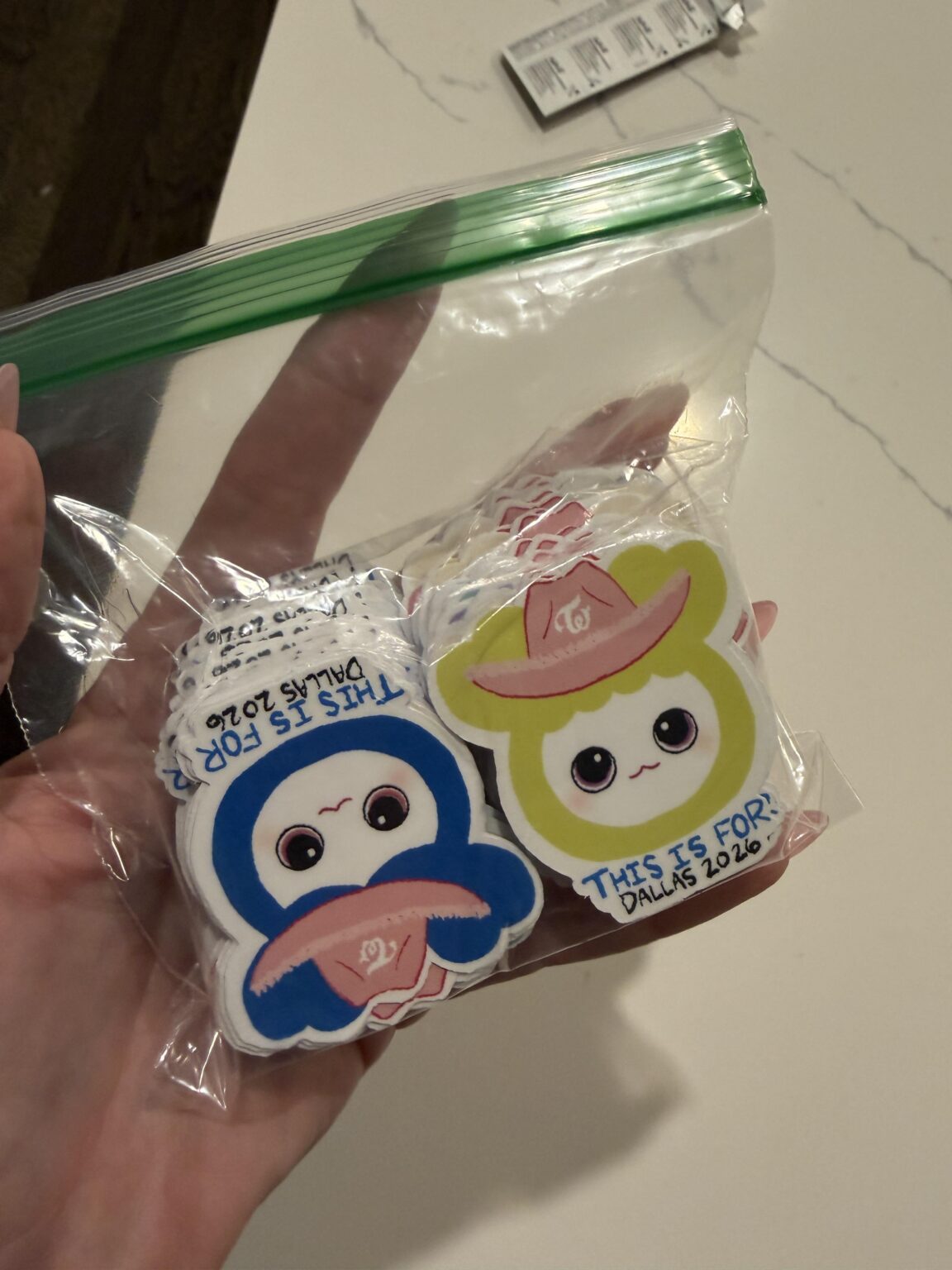 دالاس مرة واحدة! ملصقات مجانية جميلة لكلا الليلتين!