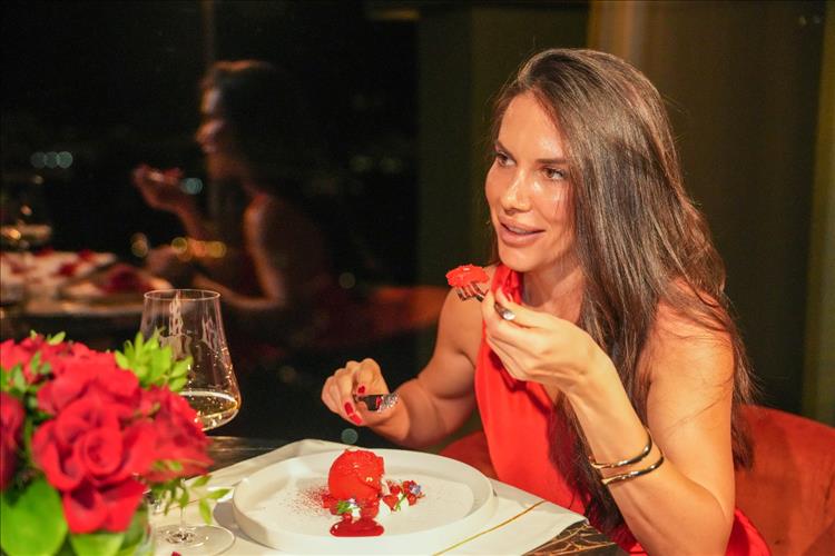 مطعم "ذا هاشي" في ريكسوس مارينا أبوظبي يحتفي بيوم الحبّ مع عشاءٍ فاخر بين السحاب