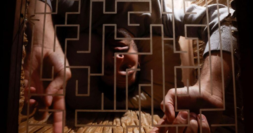 قراءة تفكيكية في ‘العقل أم القلب أم هناك طرف ثالث؟’ | حسن غريب قراءة تفكيكية في 'العقل أم القلب أم هناك طرف ثالث؟' | حسن غريب
