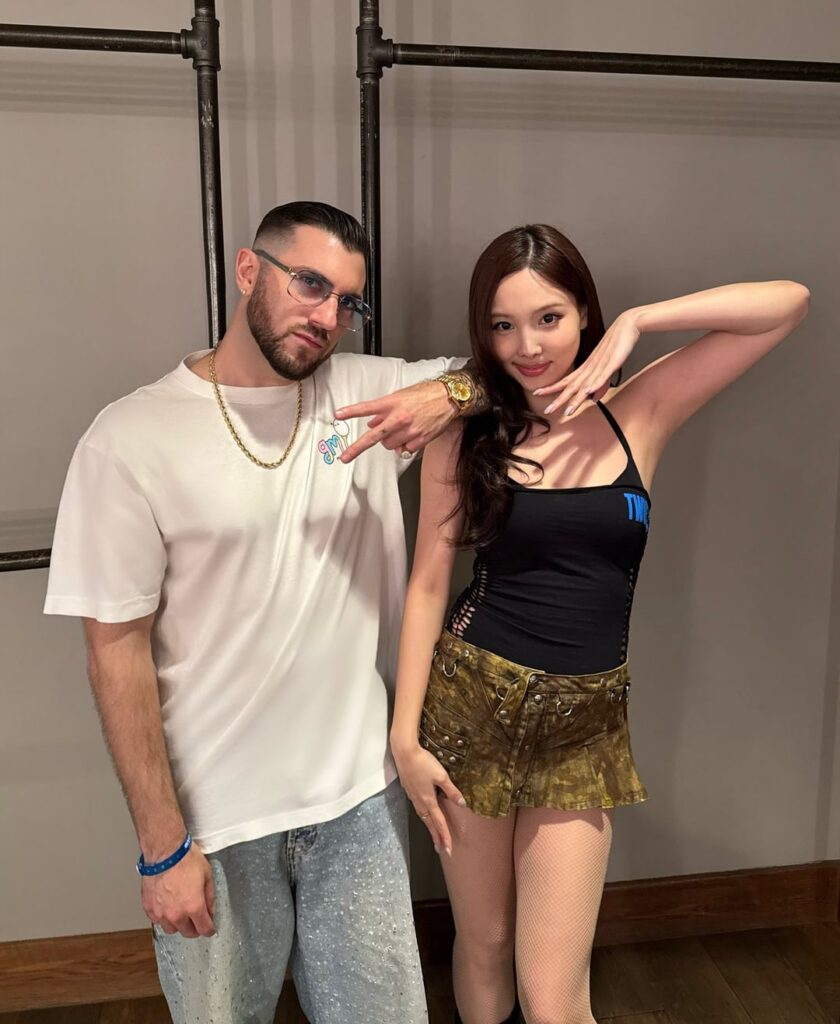 260123 تحديث تويتر GinoTheGhost - المنتج وكاتب الأغاني الحائز على جائزة جرامي Gino The Ghost مع Nayeon في حفل Twice - يصل إلى شيء ما مع Nayeon 🫰