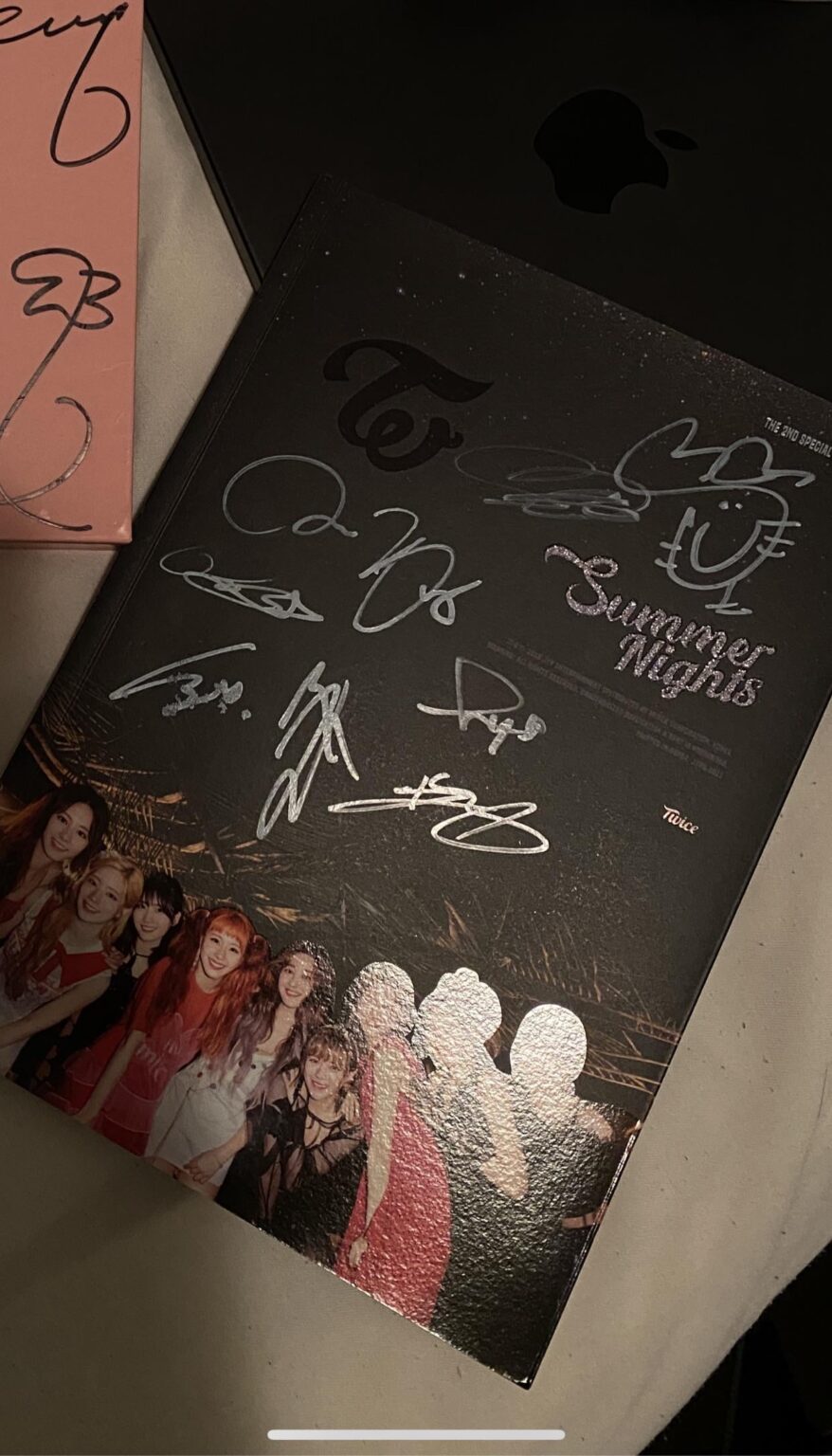 هل يمكنني الحصول على مساعدة في تحديد توقيع من؟ شكرًا!