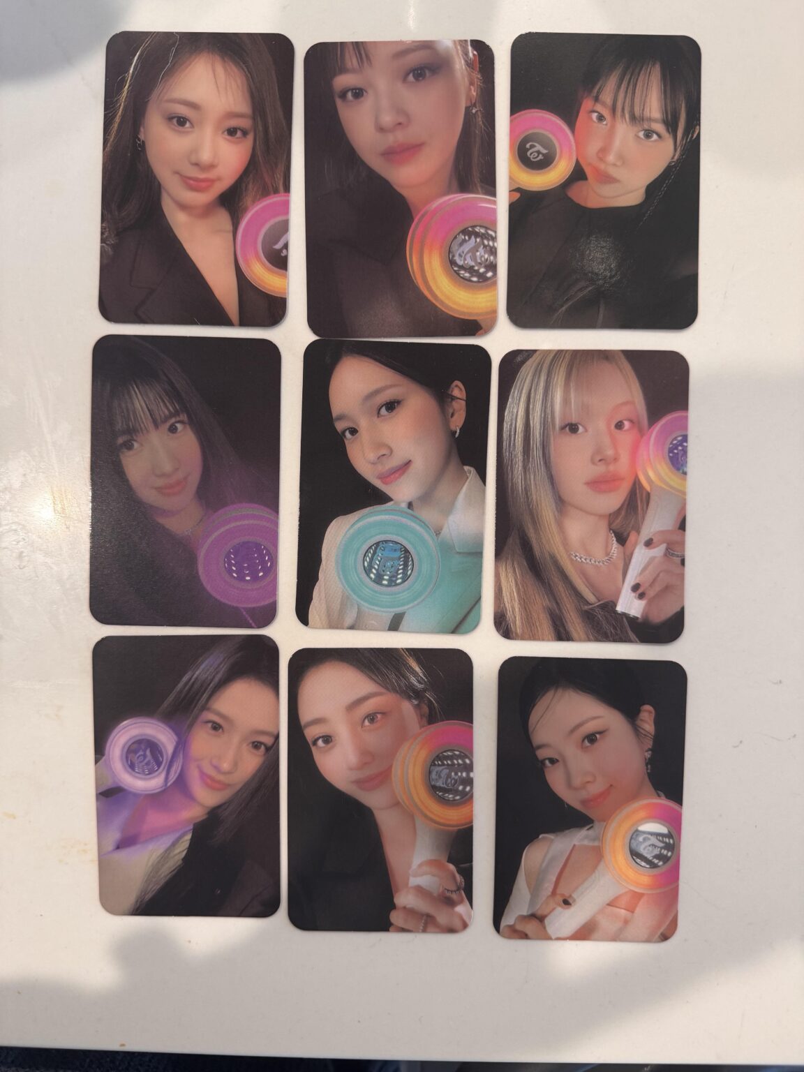 هل يمكن لأي شخص التعرف على من هو في هذه الصور الفوتوغرافية؟