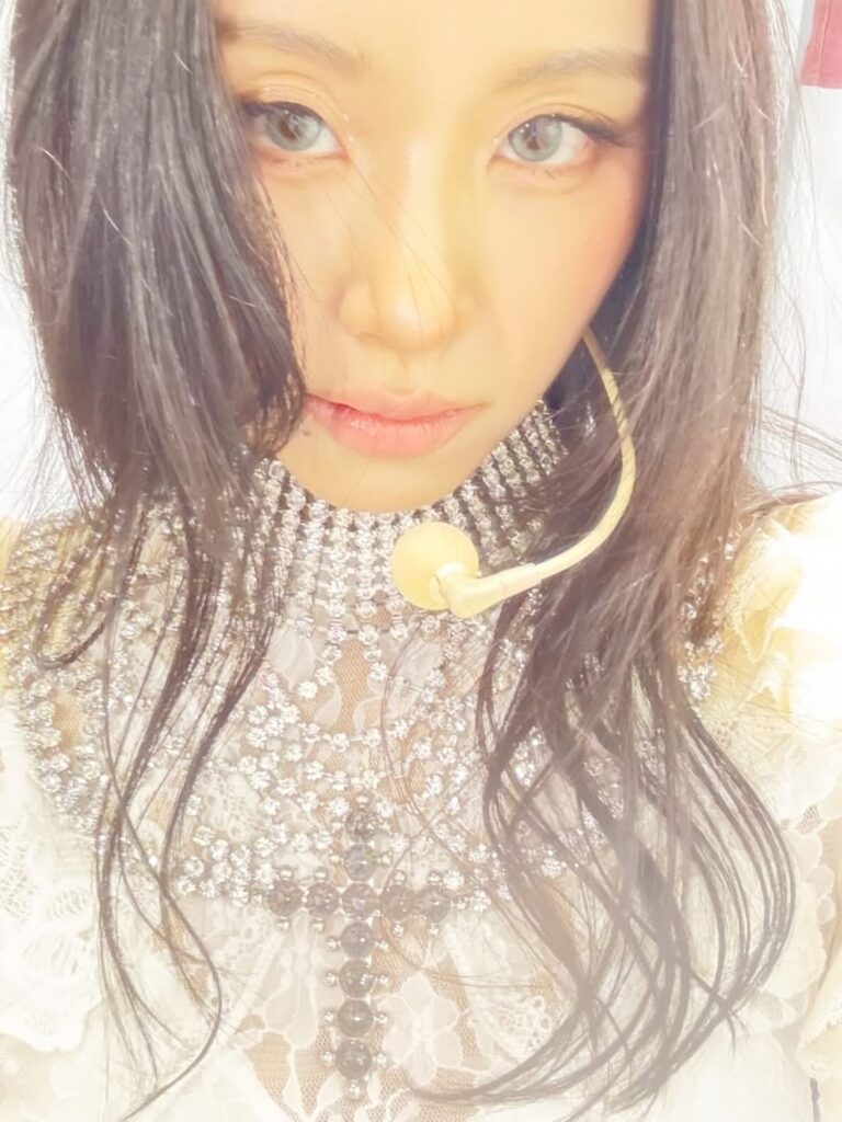 260118 تحديث تشايونغ على الانستقرام - لا، كنت ألتقط الصور فقط وقد مرت 25 عامًا بالفعل... لقد كانت سنة ممتعة ومليئة بالتوتر. أعتقد أن الوقت متأخر، ولكن سنة جديدة سعيدة للجميع 🧧 هذا العام، سألتقط المزيد من الصور، وأرسم المزيد من الصور، وأعمل بجد على أي حال! القتال في جولة أمريكا *･゜ﾟ･*:.｡..｡.:*･'(*