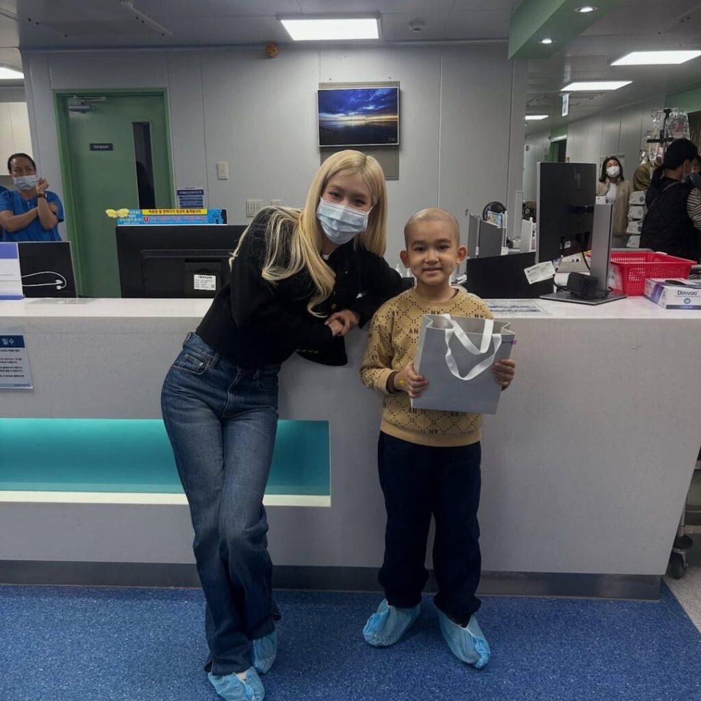 أمضت روزي عيد الميلاد في زيارة الأطفال المرضى في مستشفى الأطفال بجامعة سيول الوطنية