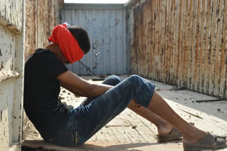 سجين يمني يروي تفاصيل التعذيب الذي تعرض له في سجن تديره الإمارات