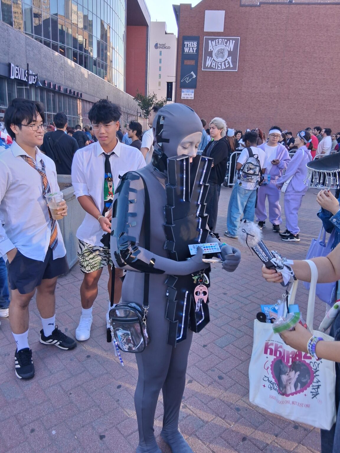 في الخارج في نيوارك 3/9/25