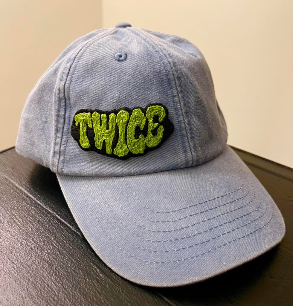 صنعت سلعتي الخاصة! قبعة بيسبول مطرزة يدويًا مرتين