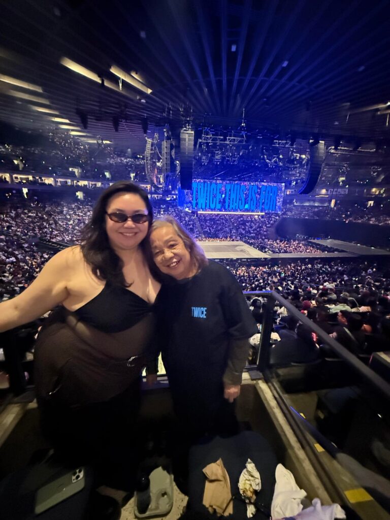 شكرًا توايس ومرة ​​على قيامكم بإقامة أول حفل موسيقي لوالدتي على الإطلاق ✨Feel Special 💖