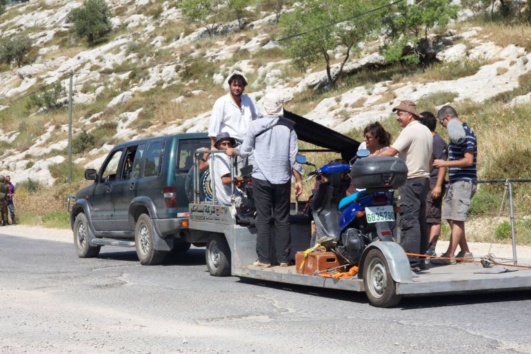 المخرجة نجوى نجّار أثناء العمل على أحد أفلامها في كواليس تصوير ميدانية خارج الاستوديو
