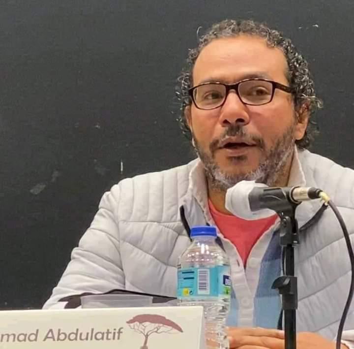 الروائي المصري أحمد عبد اللطيف مشروعه في رصد التحولات العميقة التي تضرب القاهرة وسكانها (الجزيرة)