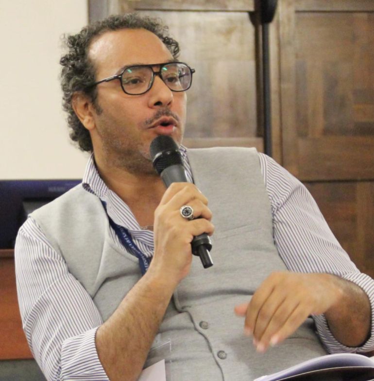 يرى عبد اللطيف أن الترجمة لم تقدُه للتأثر بالغرب، بل أعادته إلى "مكونه الذاتي" (الجزيرة)