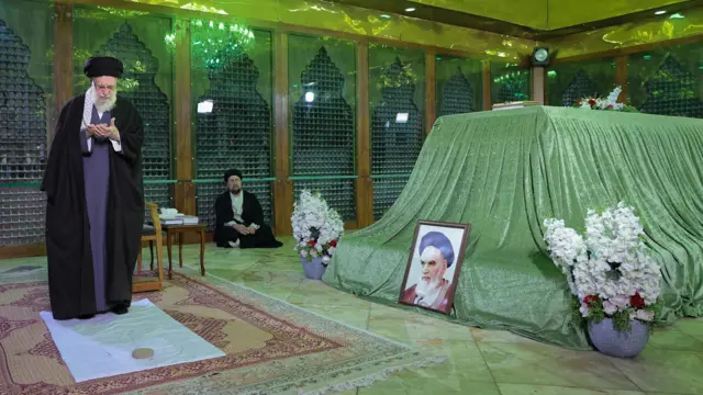 خامنئي يزور مرقد مؤسس الجمهورية الإسلامية آية الله روح الله الخميني في جنوب طهران