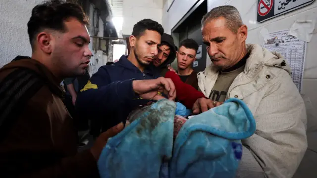 مشيعون يعبّرون ​​عن حزنهم بعد مقتل فلسطينيين جراء غارة إسرائيلية يوم الأربعاء، في مستشفى الشفاء بمدينة غزة، 4 فبراير/شباط 2026