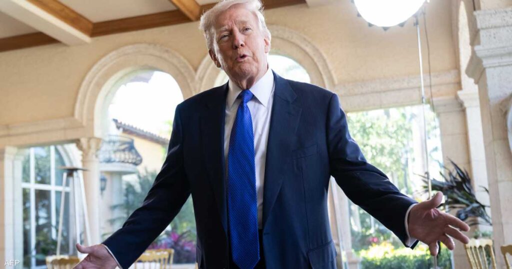 ترامب يلقي "نكات" مثيرة.. ويشعل جدلا سياسيا في واشنطن