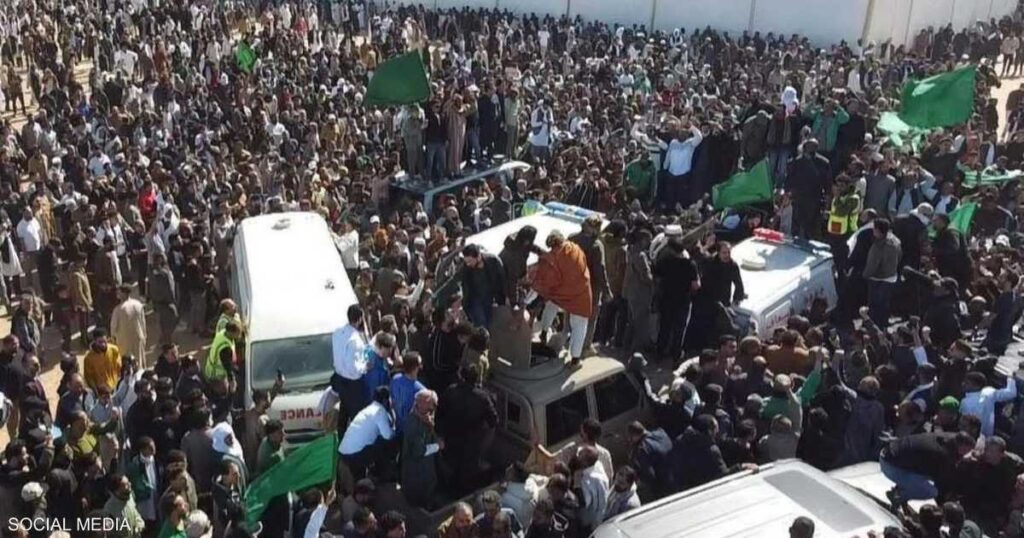 أعلام الجماهيرية.. "رسائل تمرد" من قلب جنازة سيف القذافي