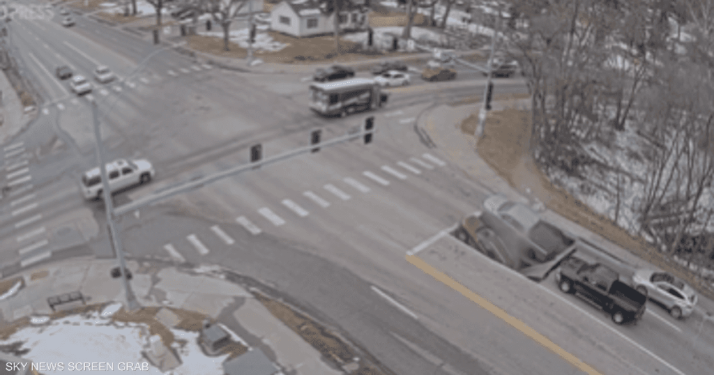 فيديو.. انهيار أرضي "مفاجئ" يبتلع سيارتين في مدينة أميركية