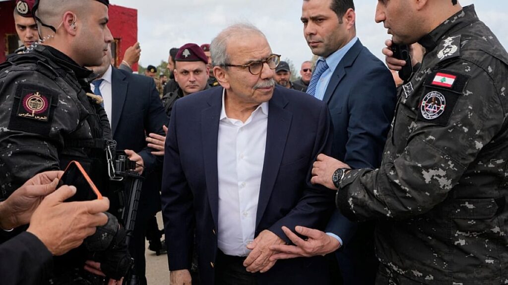 تحت "المراقبة" الإسرائيلية.. رئيس الحكومة اللبنانية يزور الجنوب ويتعهّد بإعادة الإعمار