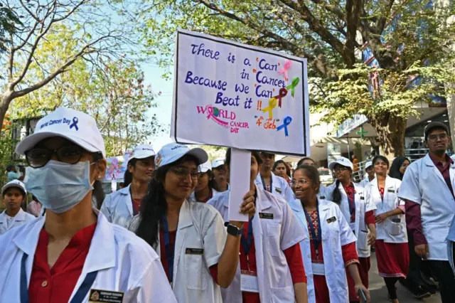 صورة تعود للرابع من فبراير من عام 2025 لطلاب من معهد نظام للعلوم الطبية في حيدر آباد في الهند يشاركون في مسيرة توعية بمرض السرطان بمناسبة "اليوم العالمي لمكافحة السرطان" 