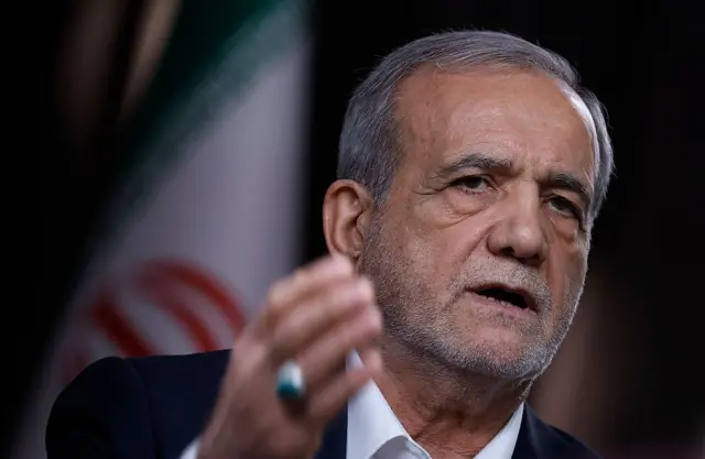 الرئيس الإيراني مسعود بيزشكيان يتحدث مع مارثا ماكالوم من قناة فوكس نيوز خلال مقابلة أجريت في ٢٥ سبتمبر ٢٠٢٥ في مدينة نيويورك.