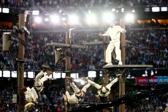 باد باني يتسلق عامود إنارة في السوبر بول