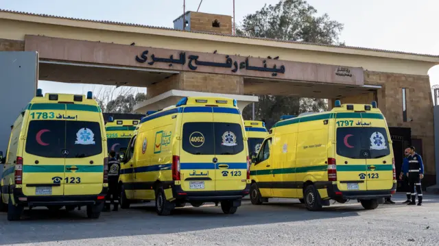 تنتظر سيارات الإسعاف على الجانب المصري من معبر رفح الحدودي، بين مصر وقطاع غزة، في رفح، محافظة شمال سيناء، مصر، في الأول من فبراير/شباط 2026.
