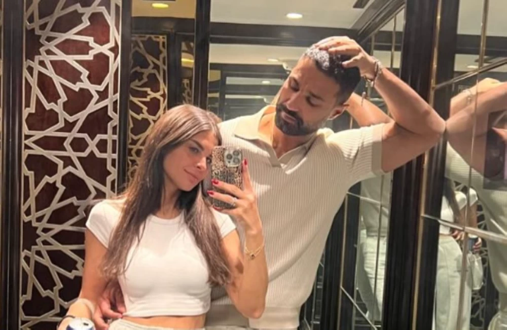 كريم فهمي وزوجته