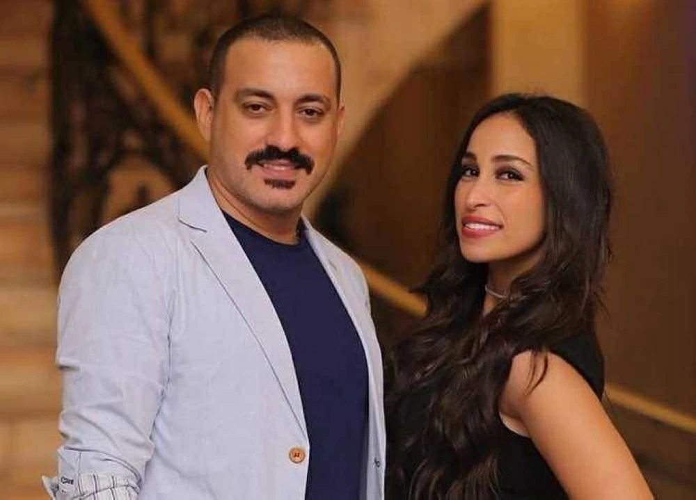 بعد ظهوره مع رامز جلال.. زوجة دياب تمازحه: «لما برش عليك مياه بتزعقلي ليه؟» دياب وزوجته هاجر الإبياري