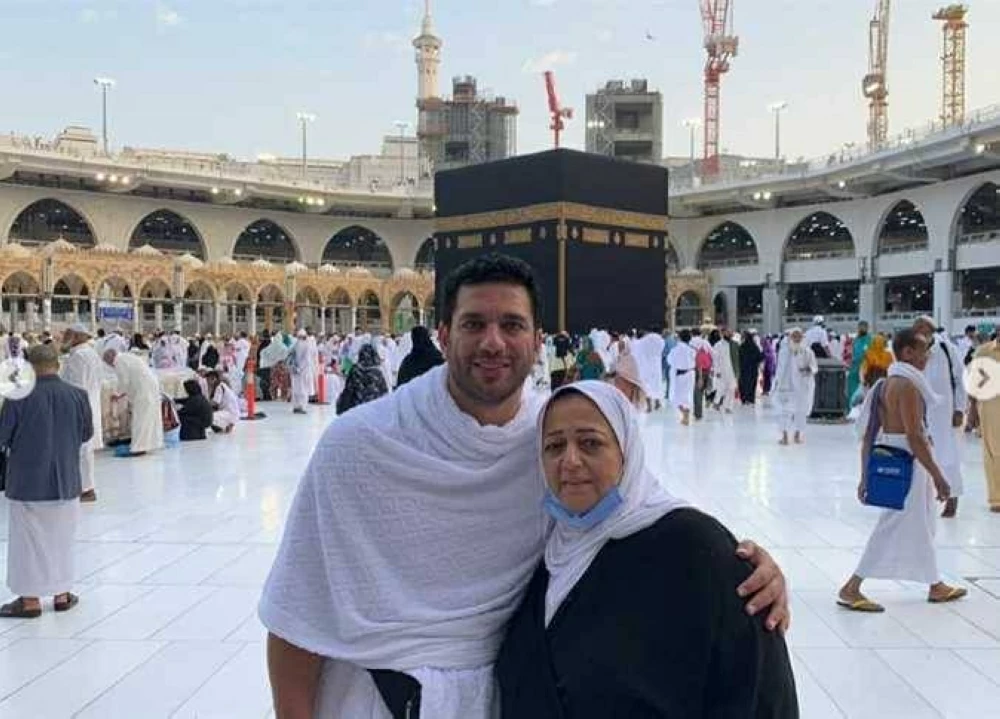 حسن الرداد ووالدته الراحلة