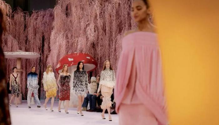 عرض مذهل لـ«الهوت كوتور».. باريس تعيد سحر الأزياء الراقية