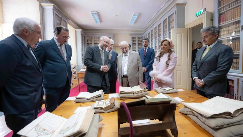 حاكم الشارقة يطلق النسخة البرتغالية من البرتغاليون في بحر عُمان حاكم الشارقة يطلق النسخة البرتغالية من البرتغاليون في بحر عُمان