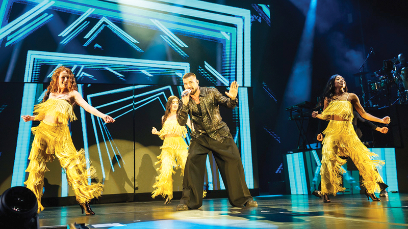 ريكي مارتن يشعل الأجواء بأبوظبي.. وماريا كاري في الطريق