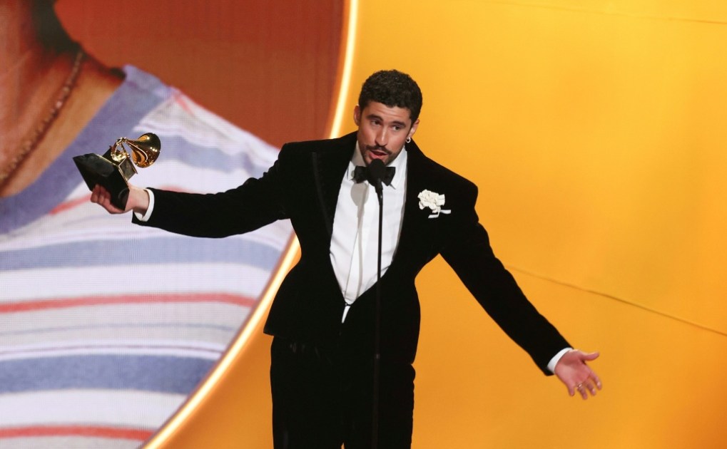 باد باني أول مغنِّ ينال جائزة غرامي لألبوم العام عن أسطوانة بالإسبانية باد باني أول مغنِّ ينال جائزة غرامي لألبوم العام عن أسطوانة بالإسبانية