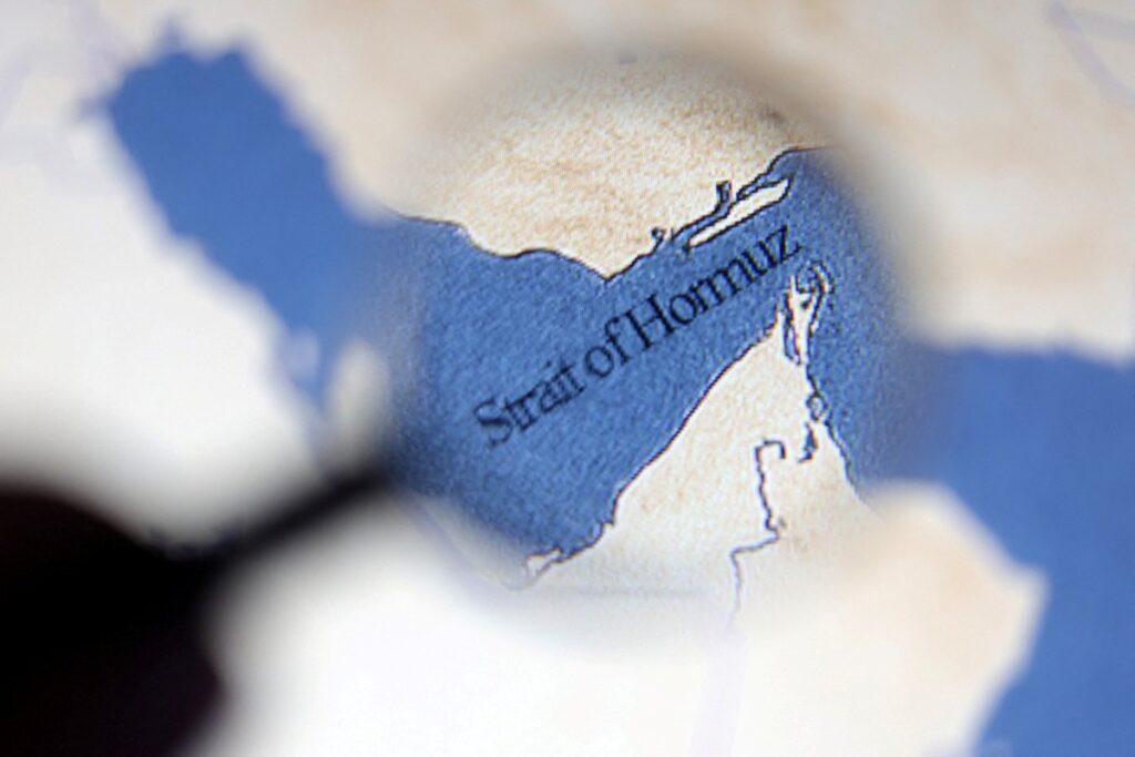 مصادر: زوارق إيرانية اقتربت من ناقلة ترفع علم أمريكا في مضيق هرمز