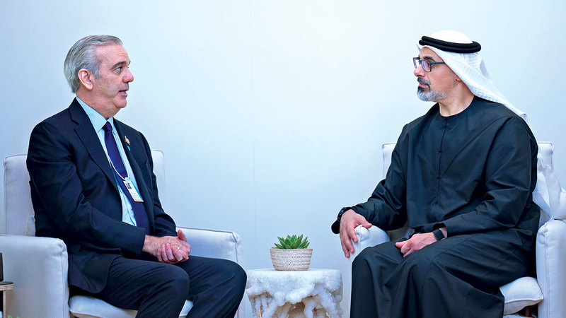 خالد بن محمد ولويس أبي نادر خلال اللقاء. من المصدر