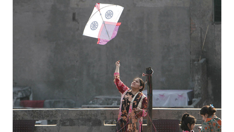 الطائرات الورقية تعود إلى سماء لاهور بعد غياب طويل