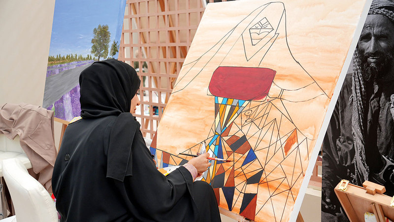 أنامل ترسم معالم الجمال في «العين التراثي»